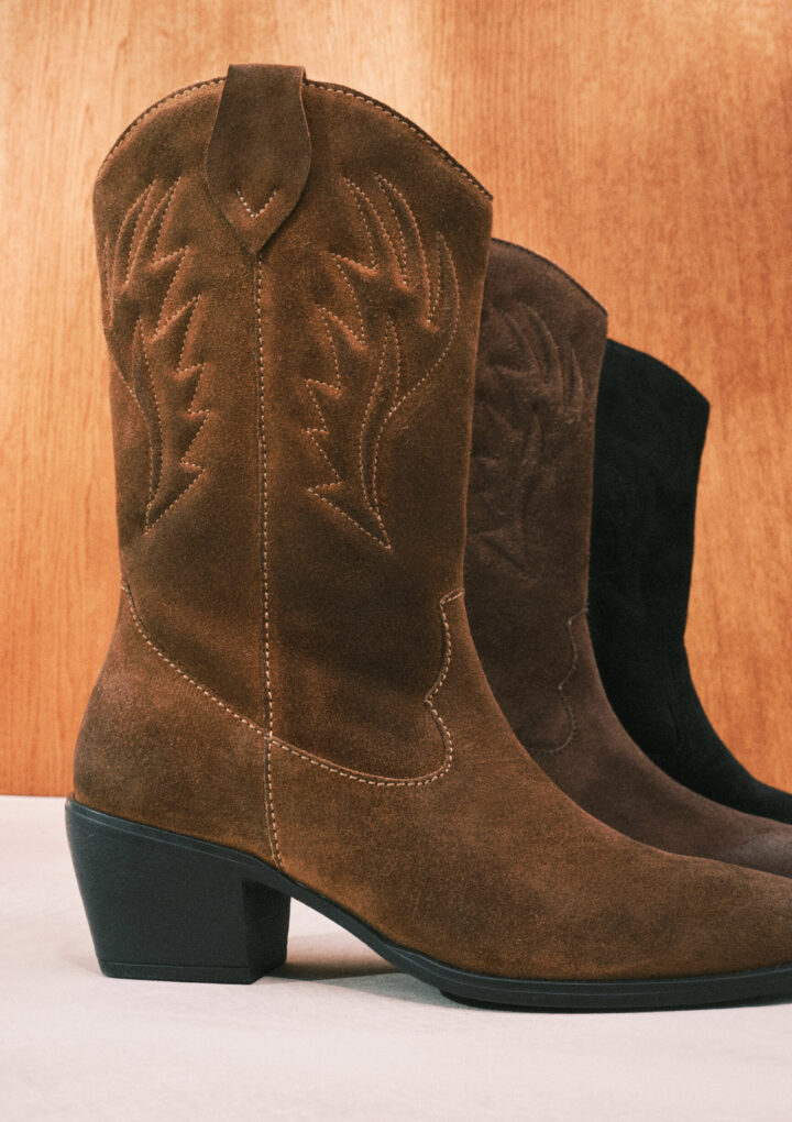 Cowboy csizma – hogyan formázzuk őket különböző hosszúságú szoknyákkal?